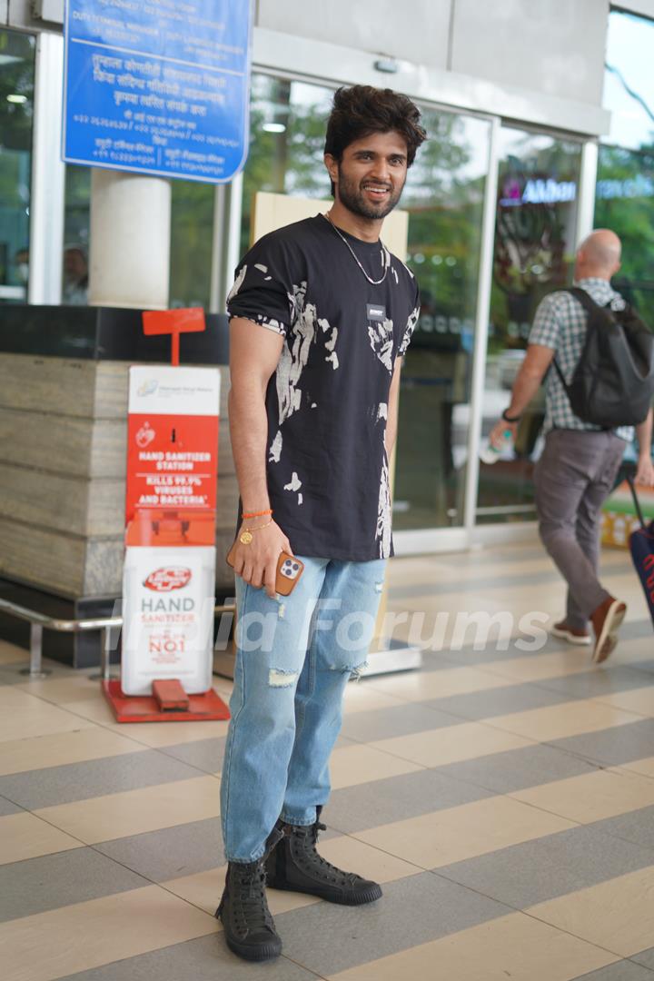 Vijay Deverakonda snapped at the Mumbai airport 