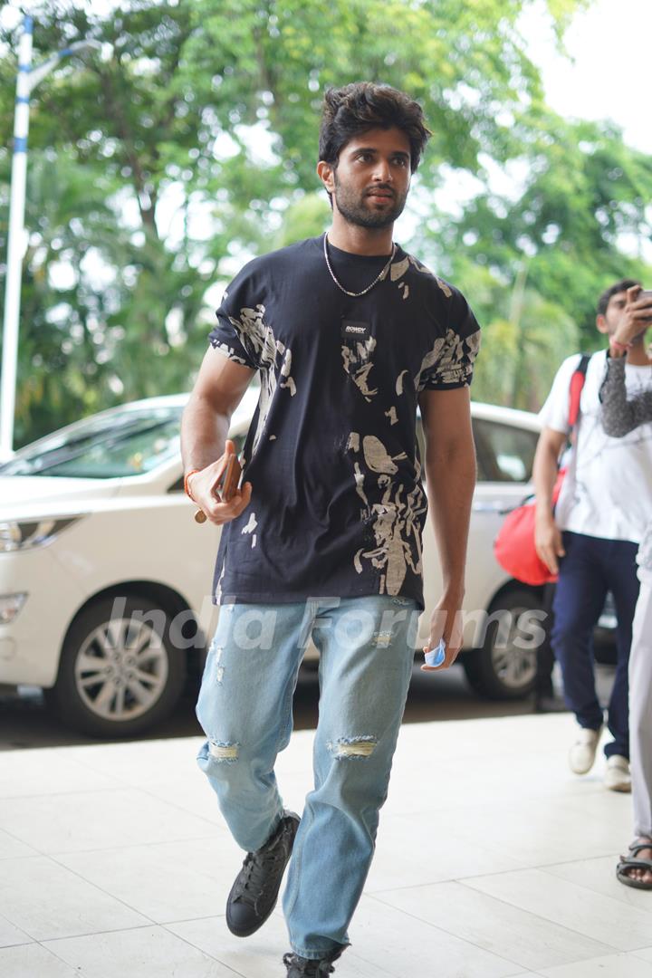 Vijay Deverakonda snapped at the Mumbai airport 