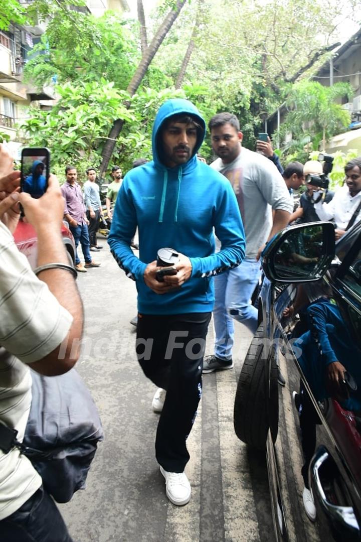 Kartik Aaryan spotted in Juhu