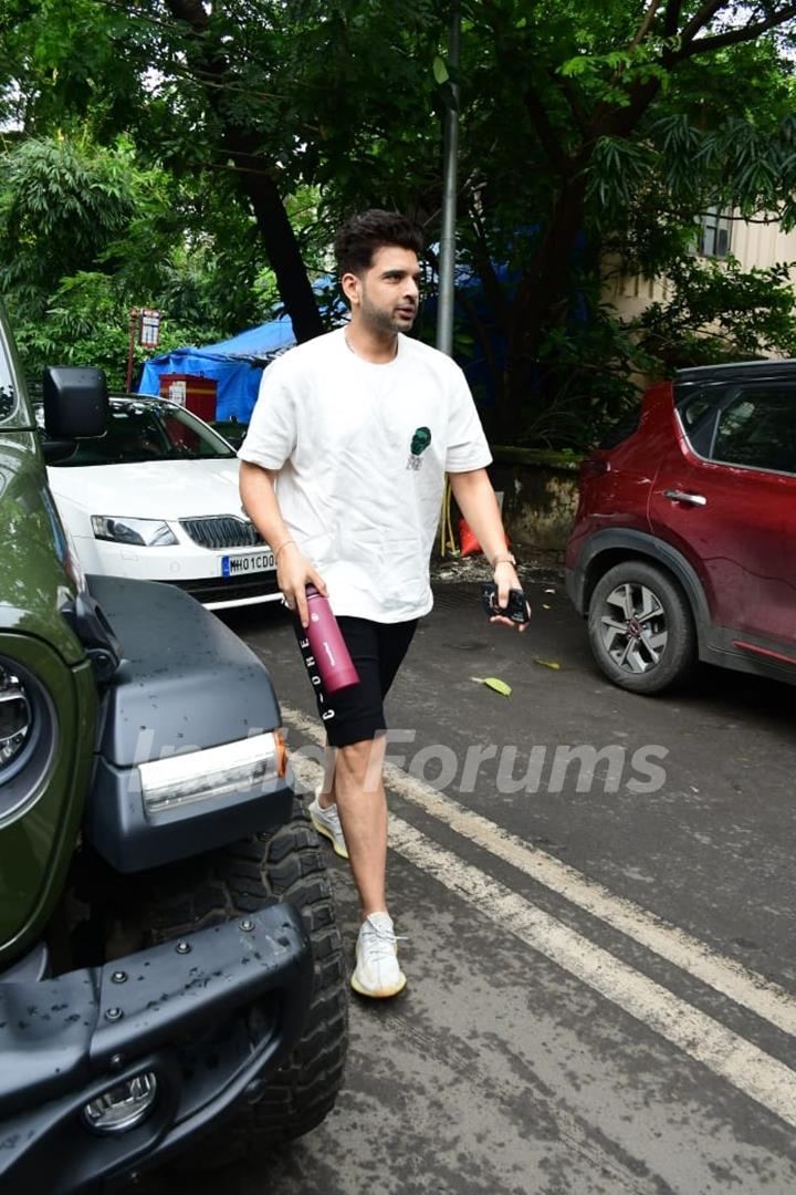 Karan Kundrra spotted in Juhu