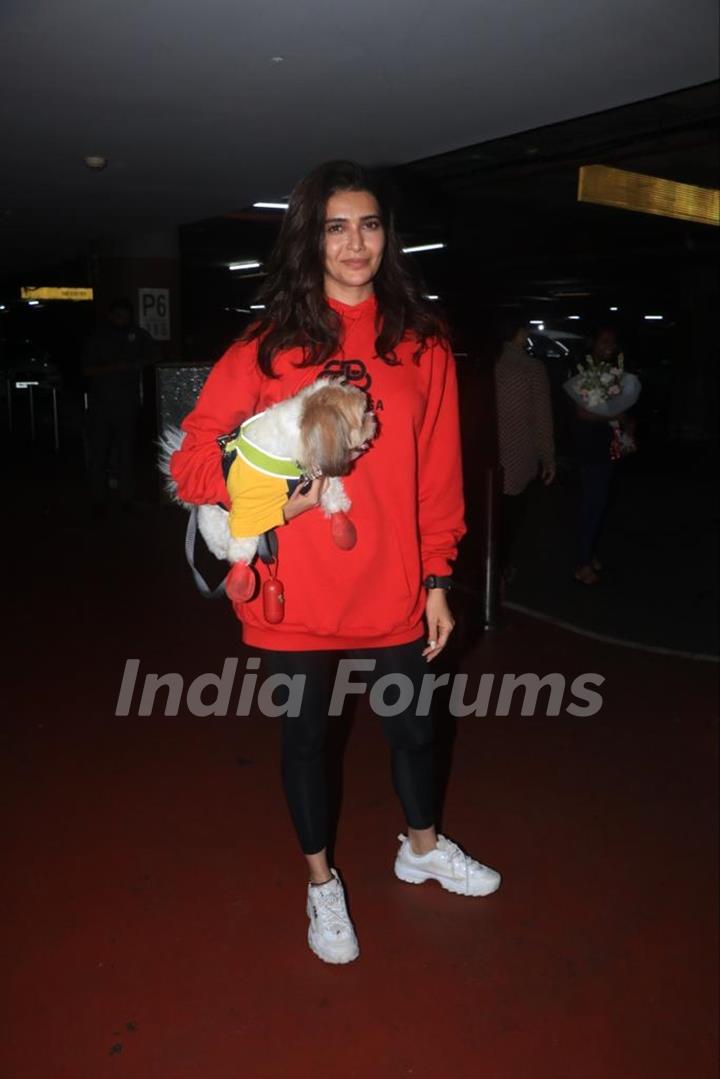 Karishma Tanna spotted with her pet at the Mumbai airport