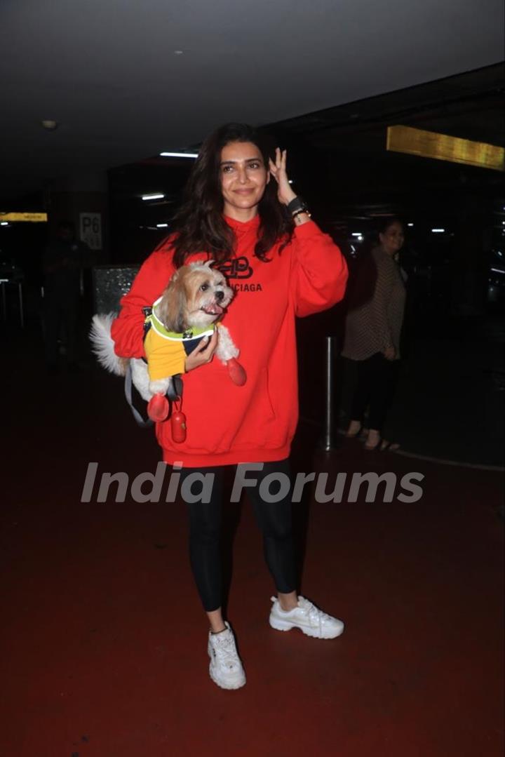 Karishma Tanna spotted with her pet at the Mumbai airport