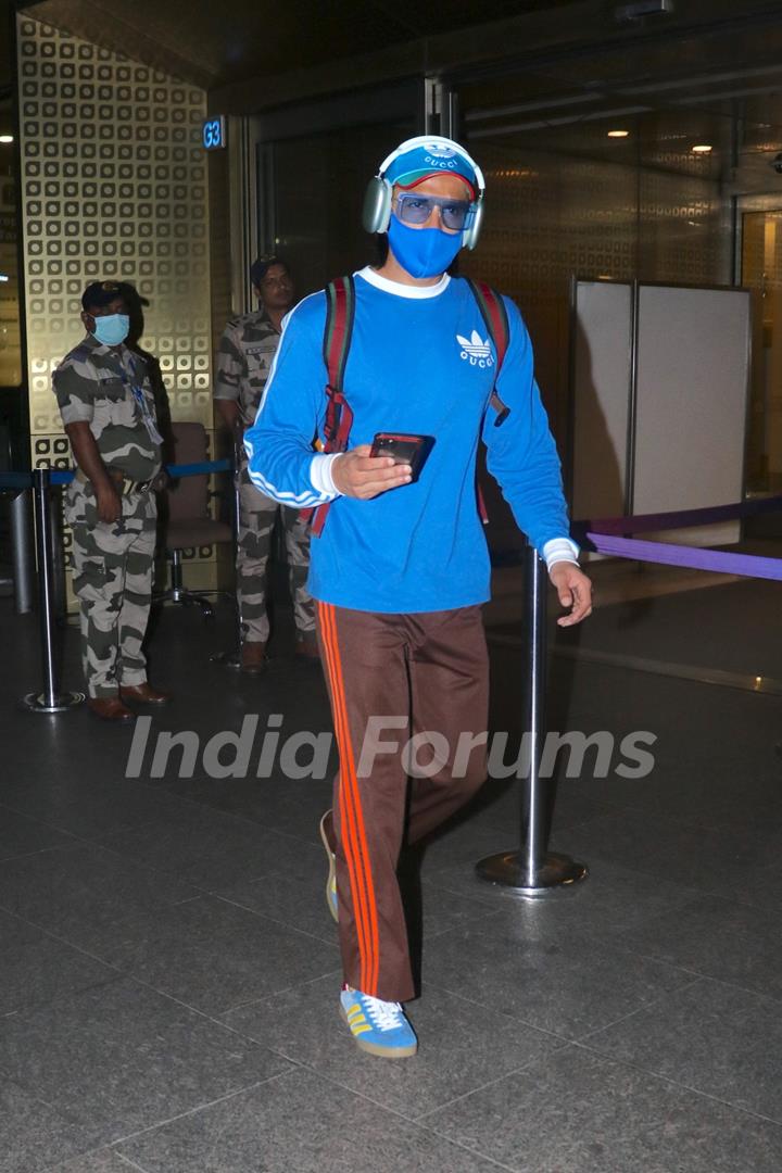 Ranveer Singh snapped at the Mumbai airport 