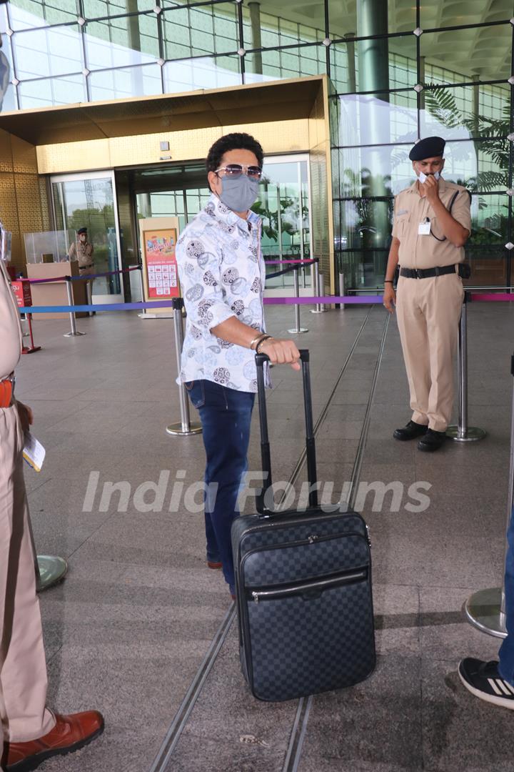 Sachin Tendulkar snapped at the Mumbai airport