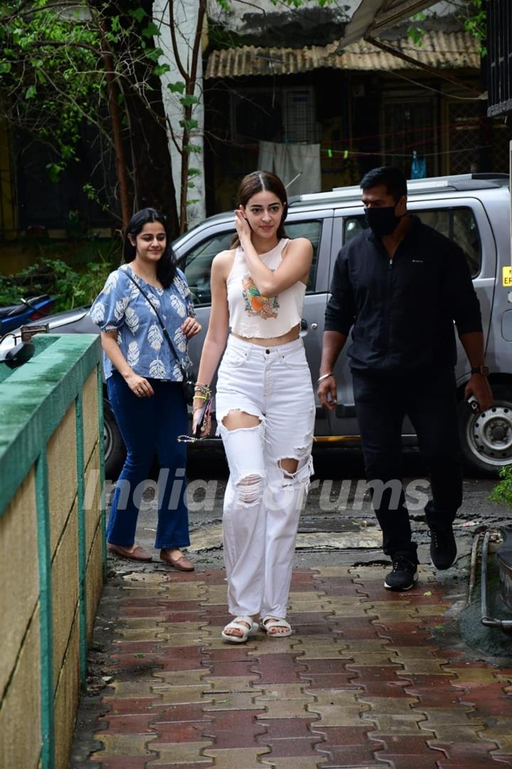  Ananya Panday snapped promoting their upcoming film Liger in Bandra