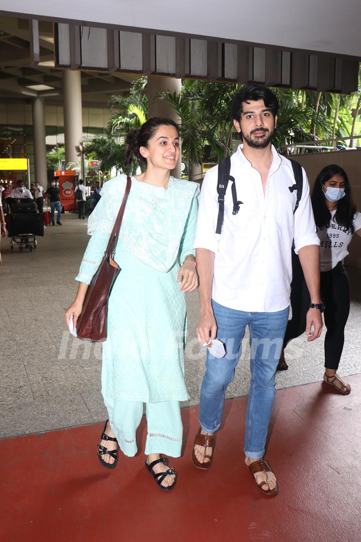 Taapsee Pannu, Pavail Gulati snapped at the airport 