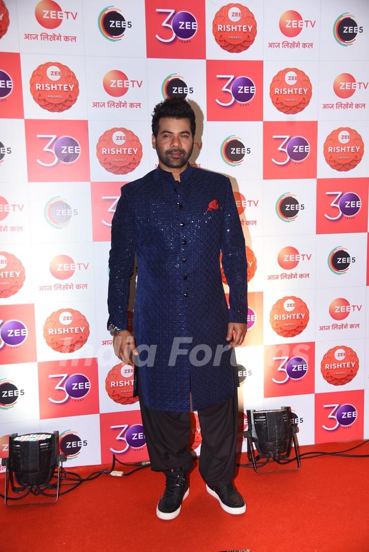 Shabir Ahluwalia grace the Red Carpet of Zee Rishtey Awards Nominations Party