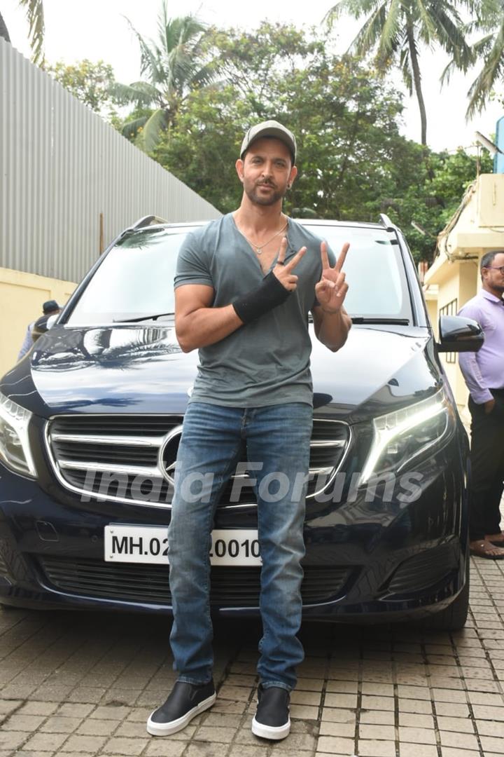 Hrithik Roshan spotted promoting his film Vikram Vedha at PVR in Juhu 