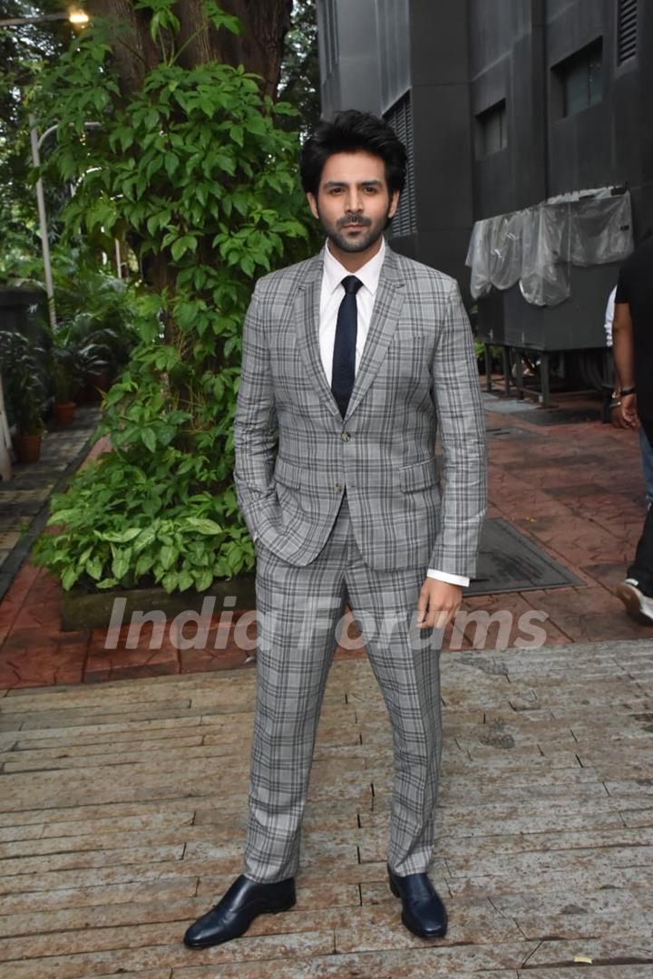 Kartik Aaryan spotted in Khar