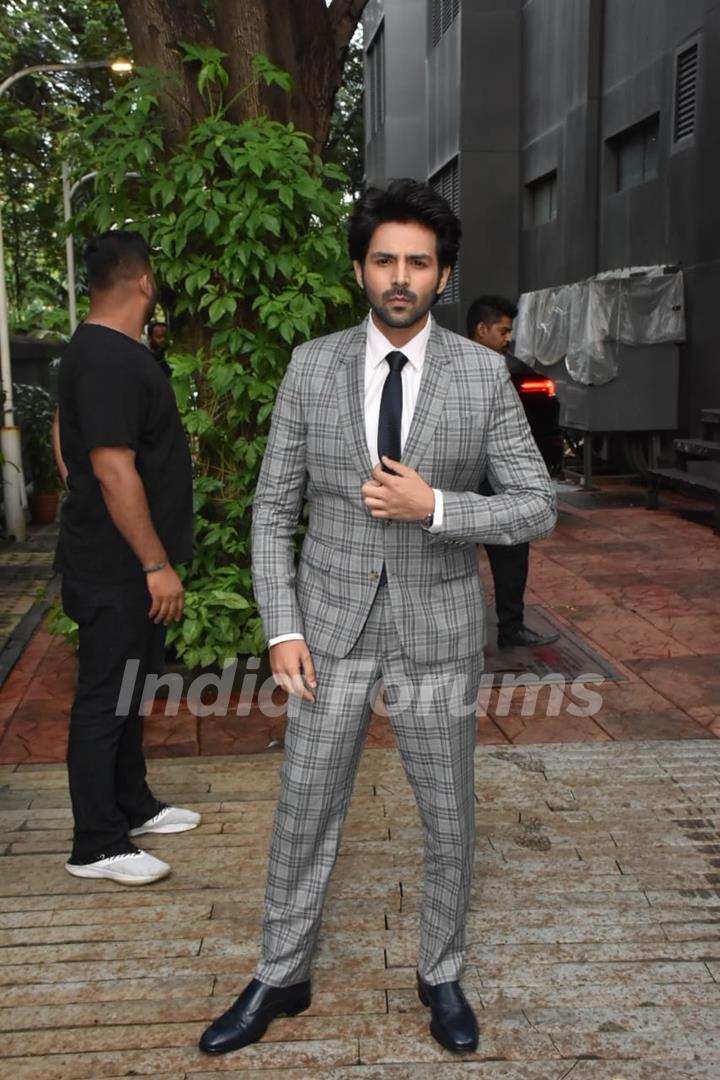 Kartik Aaryan spotted in Khar