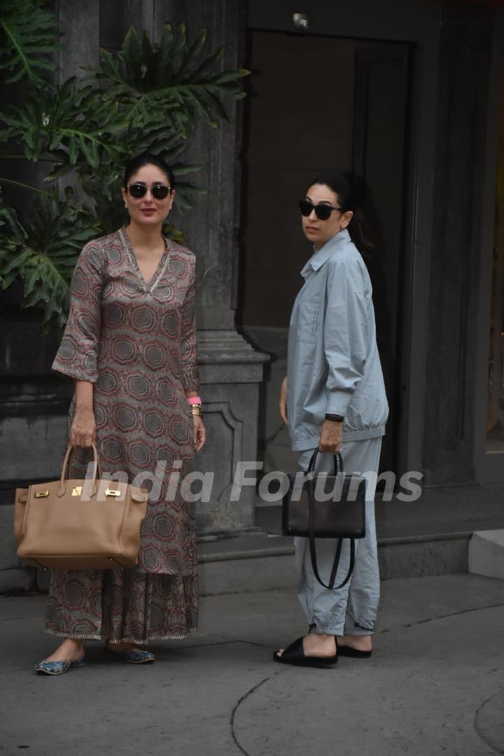 Kareena kapoor and Karisma Kapoor spotted at Randhir kapoor house in Bandra