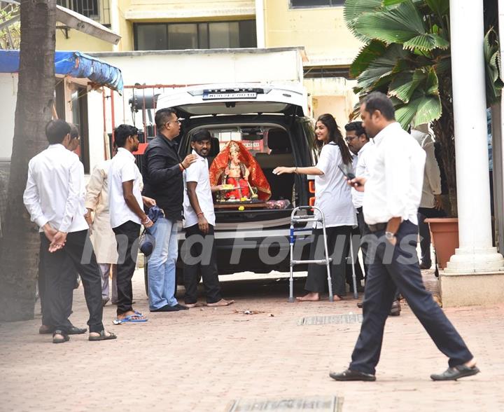 Shilpa Shetty and Raj Kundra welcome Ganpati Bappa at their residence in Juhu