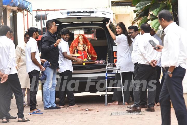 Shilpa Shetty and Raj Kundra welcome Ganpati Bappa at their residence in Juhu