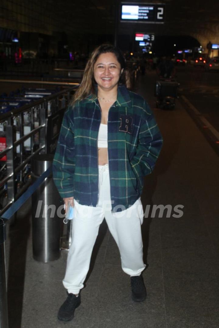 Rashami Desai snapped at the Mumbai airport 