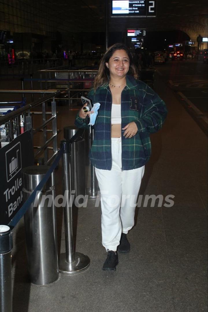 Rashami Desai snapped at the Mumbai airport 