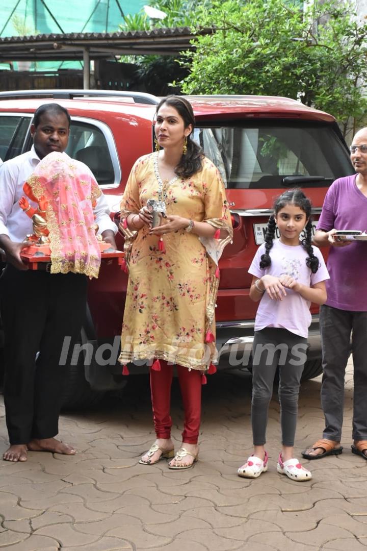 Isha Koppikar welcome Ganpati Bappa home 