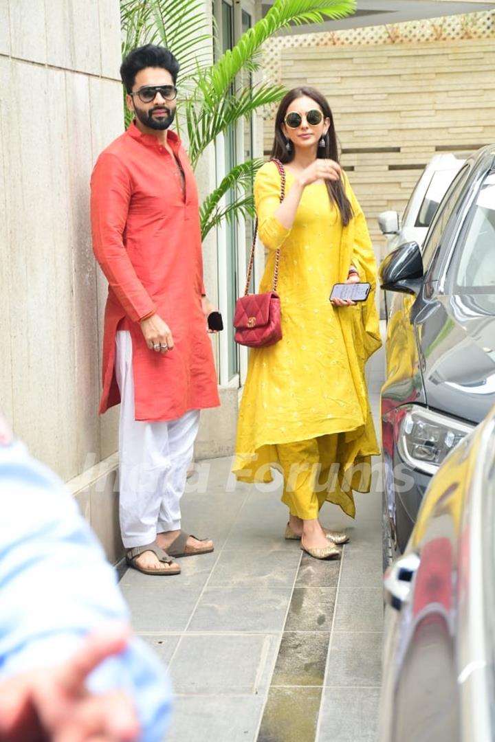 Rakul Preet Singh and Jackky Bhagnani spotted in Juhu