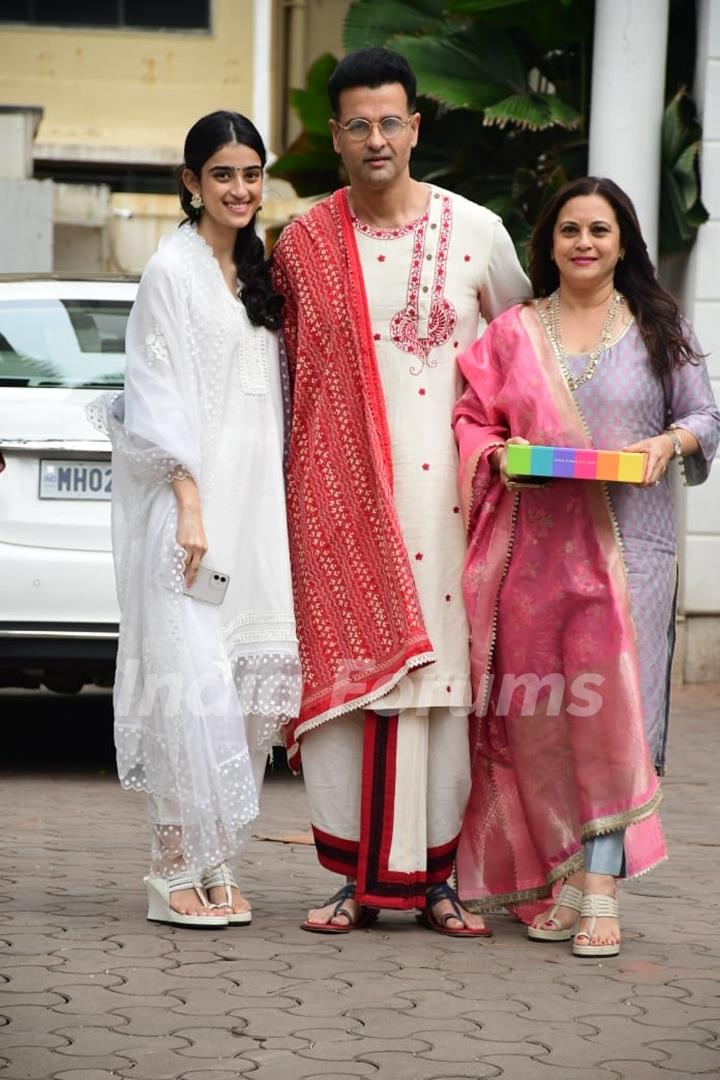 Rohit Roy spotted with his family at Shilpa Shetty's house for Ganpati Darshan