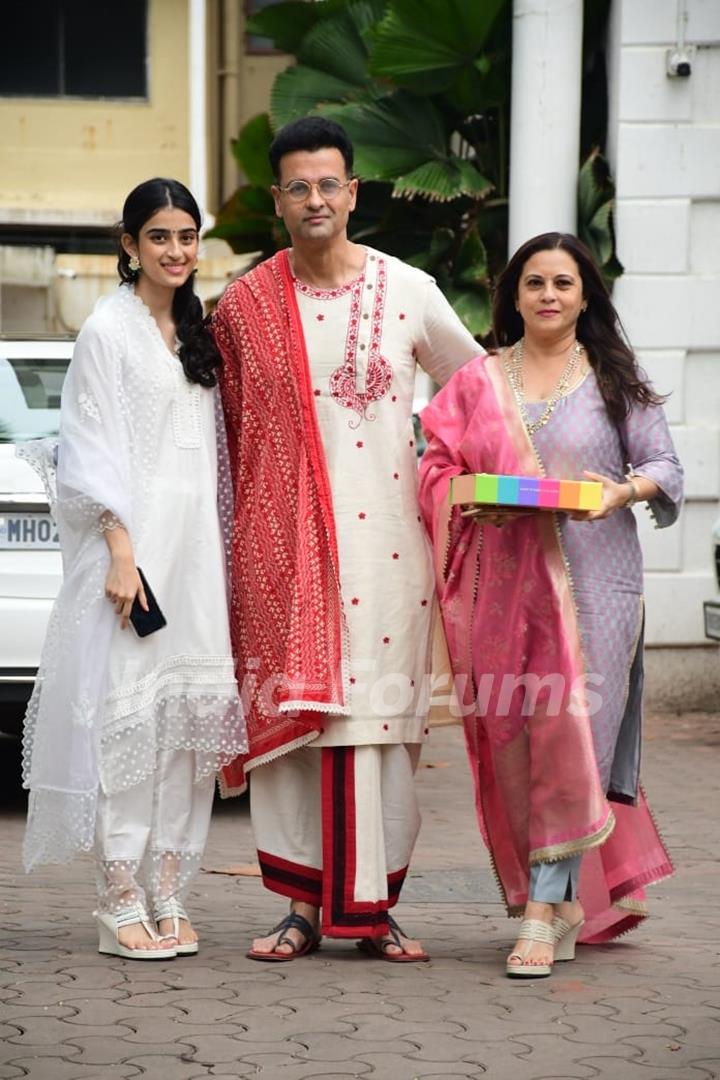 Rohit Roy spotted with his family at Shilpa Shetty's house for Ganpati Darshan