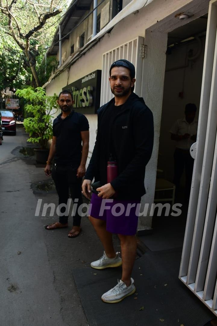 Karan Kundrra spotted in Juhu