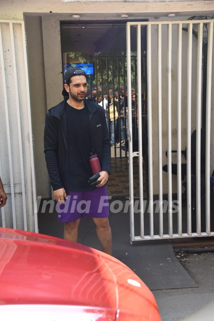 Karan Kundrra spotted in Juhu