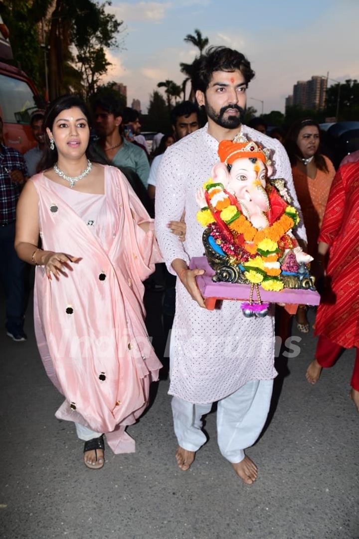 Gurmeet Choudhary and zDebina Bonnerjee clicked Ganpati Viserjan 