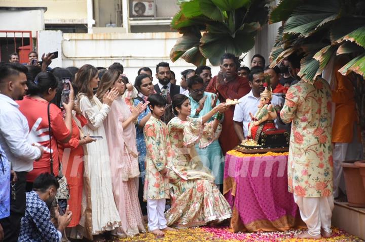 Shilpa Shetty, Raj Kundra, Shamita Shetty clicked during Ganpati Viserjan 