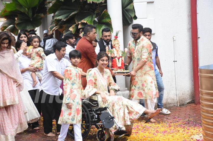 Shilpa Shetty, Raj Kundra, Shamita Shetty clicked during Ganpati Viserjan 