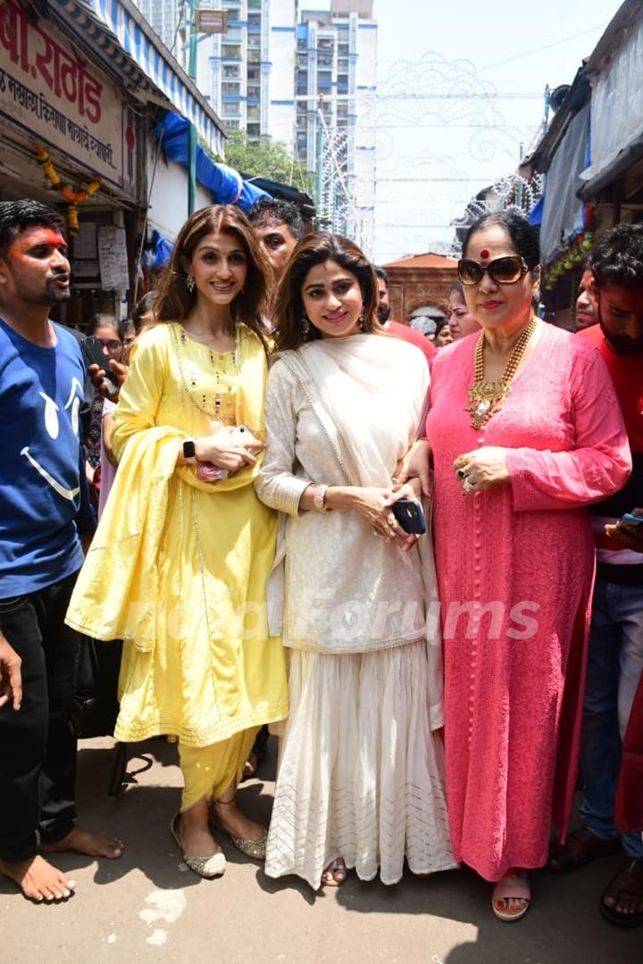 Shamita Shetty along with her mother Sunanda Shetty and her friend visits Lalbaughcha Raja