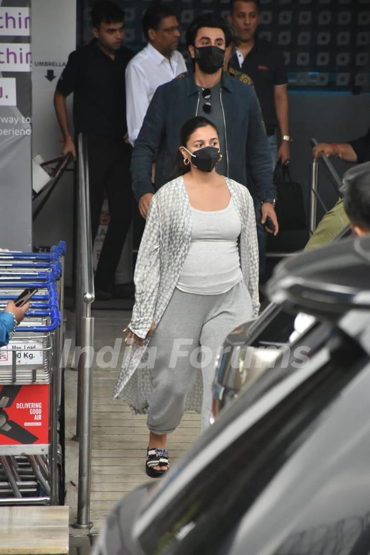Alia Bhatt and Ranbir Kapoor spotted at Kalina airport