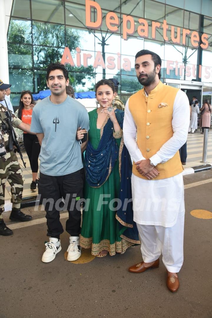 Ranbir Kapoor, Alia Bhatt and Ayan Mukerji spotted at the Mumbai airport