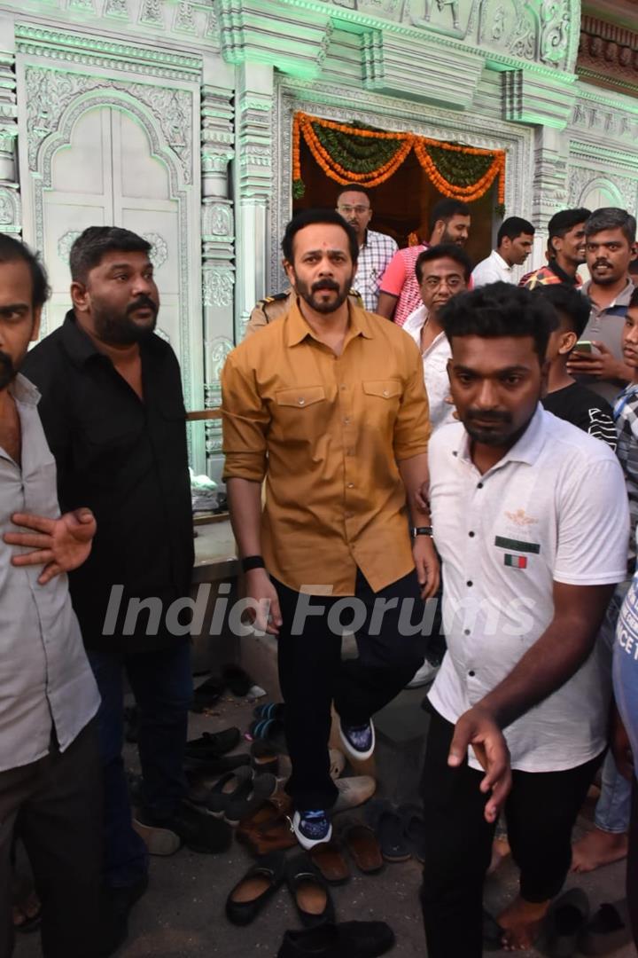 Rohit Shetty spotted at Ganpati Pandal to seek blessings in Bandra