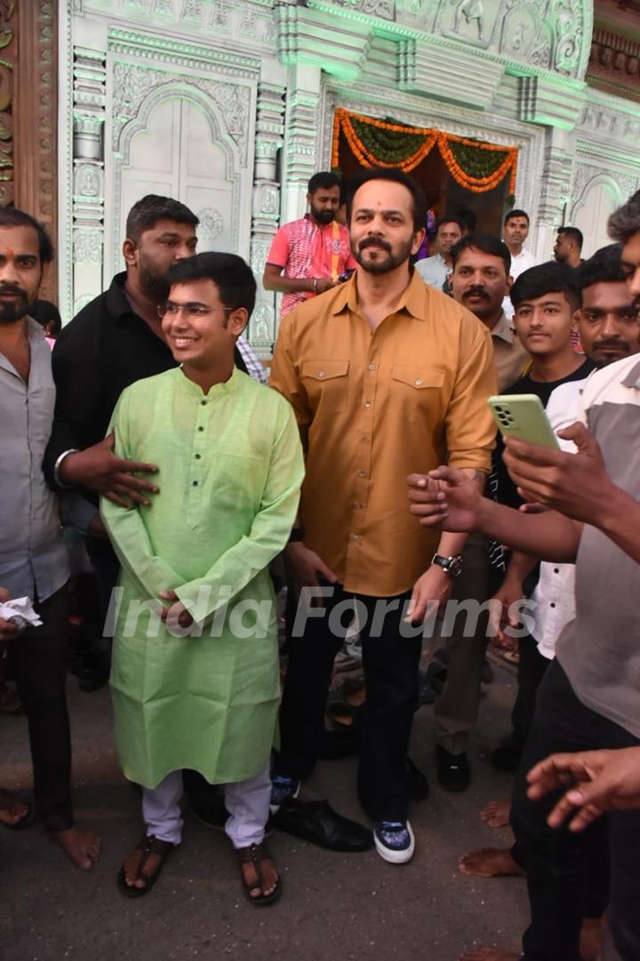 Rohit Shetty spotted at Ganpati Pandal to seek blessings in Bandra