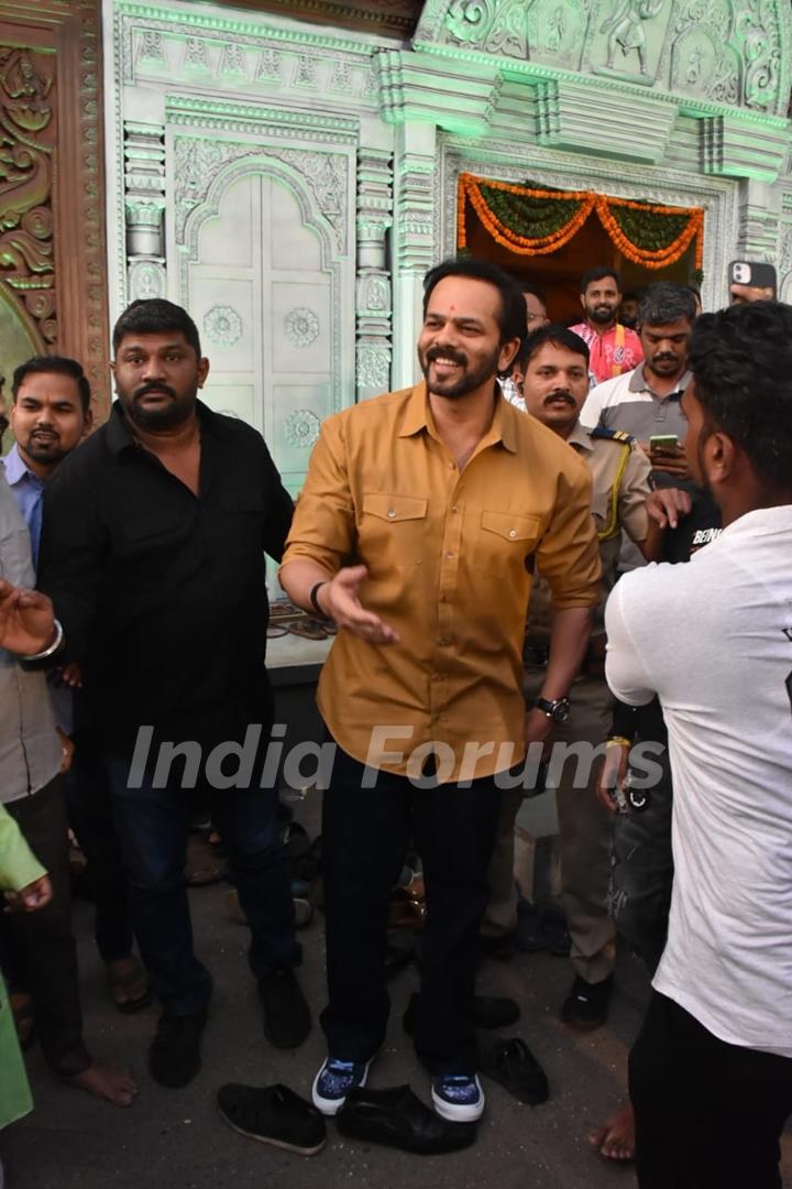 Rohit Shetty spotted at Ganpati Pandal to seek blessings in Bandra