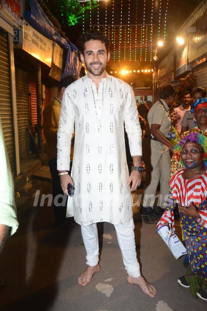 Abhishek Bajaj spotted at Lalbaugcha Raja 