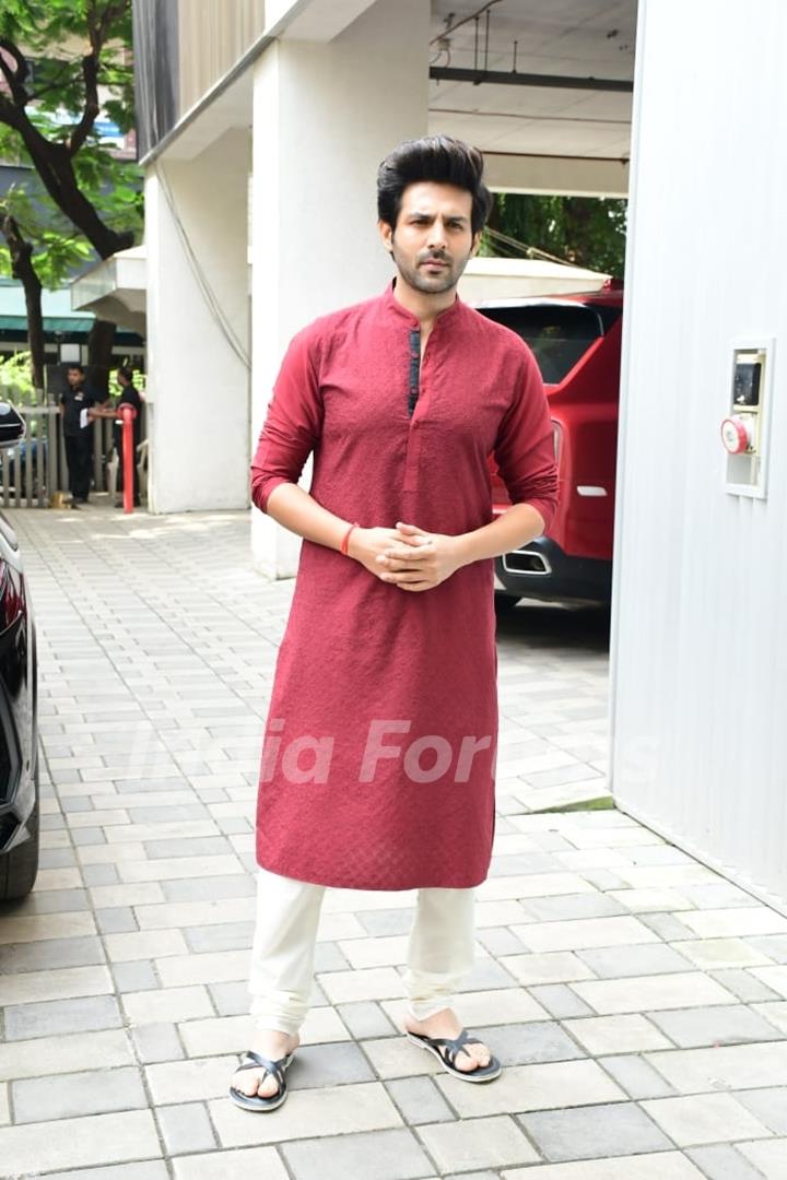 Kartik Aaryan spotted at T-Series office to seek blessings of Ganpati