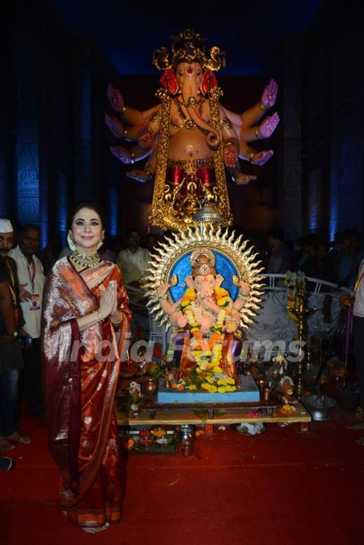 Urmila Matondkar attend Mahaarti of Parel Cha Raja 