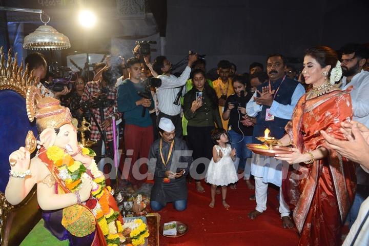 Urmila Matondkar attend Mahaarti of Parel Cha Raja 