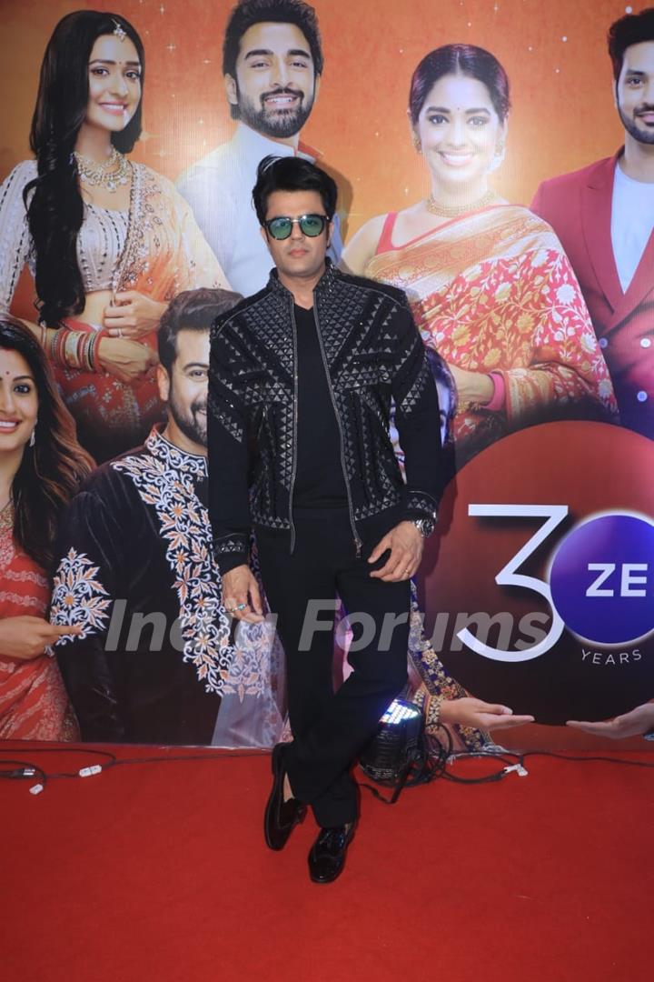 Maniesh Paul clicked at the Zee Rishtey Awards 2022