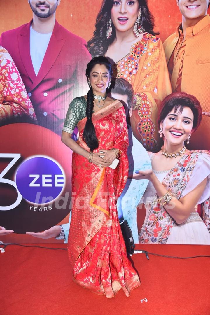 Rupali Ganguly graced the Zee Rishtey Awards in a red and green saree