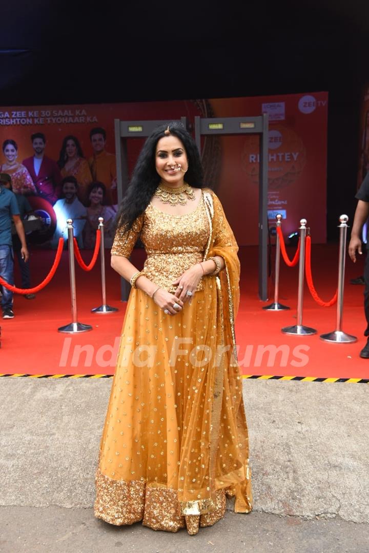 Kamya Panjabi was glowing in a golden lehenga at the Zee Rishtey Awards