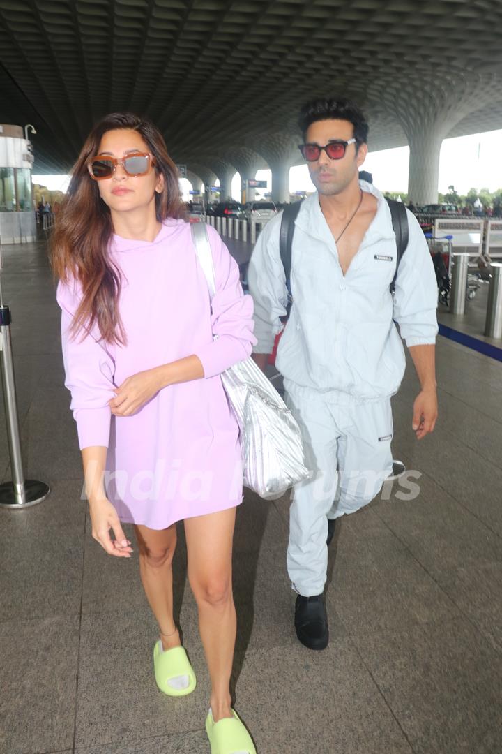 Pulkit Samrat And Kriti Kharbanda spotted at Mumbai airport 