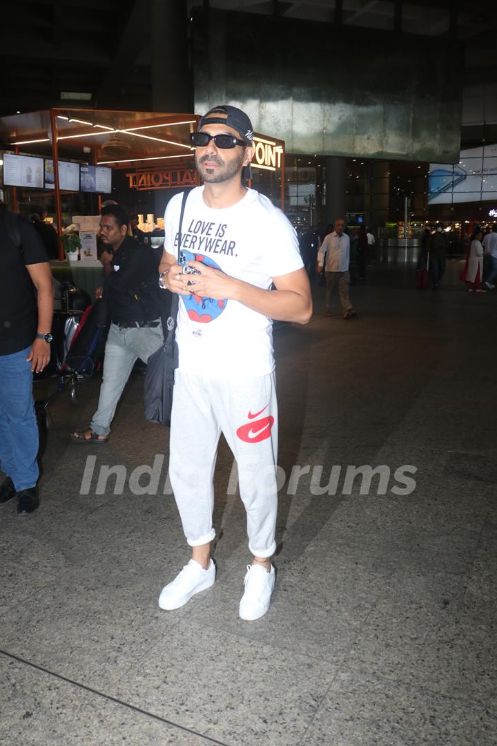  Aparshakti Khurana snapped at the Mumbai airport