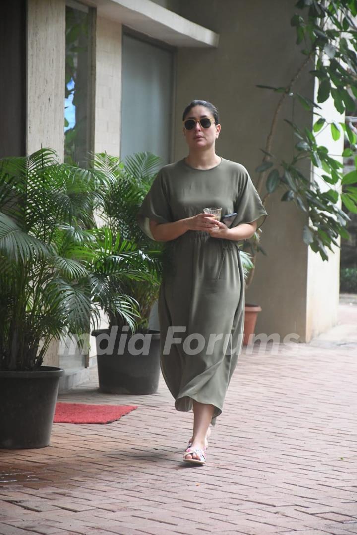 Kareena Kapoor spotted in Bandra