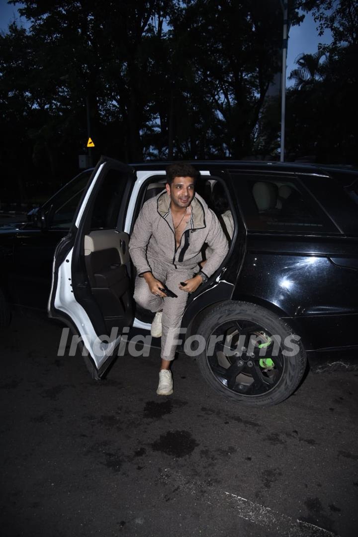 Karan Kundrra spotted at the airport as he travelling to Goa