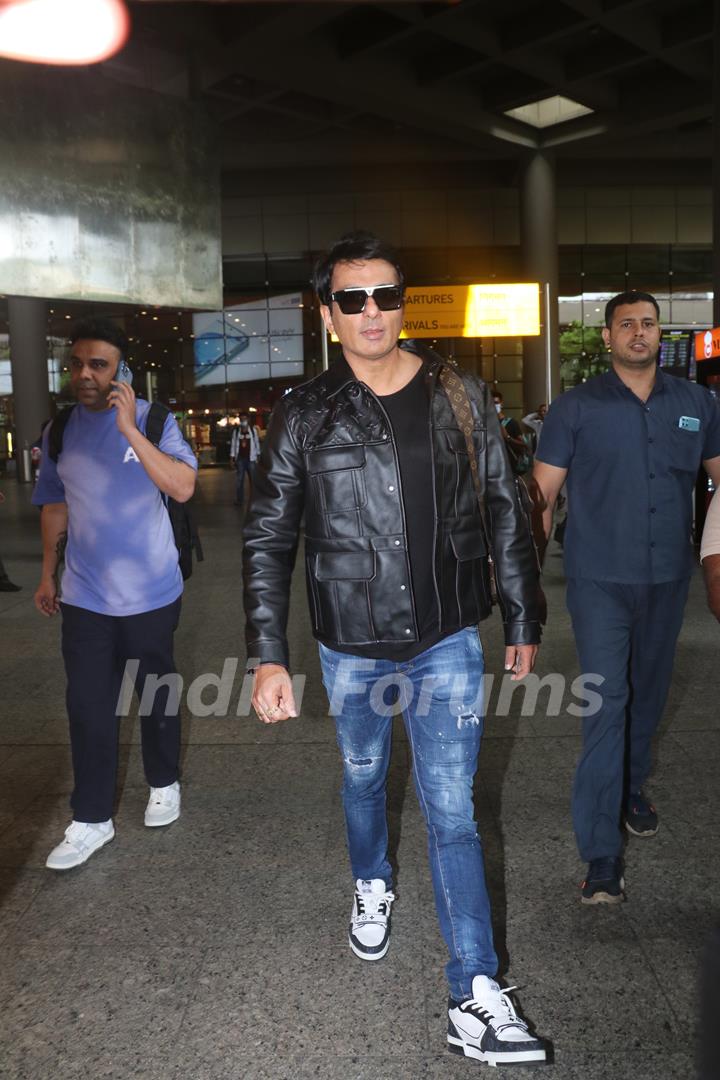Sonu spotted at the Mumbai airport 
