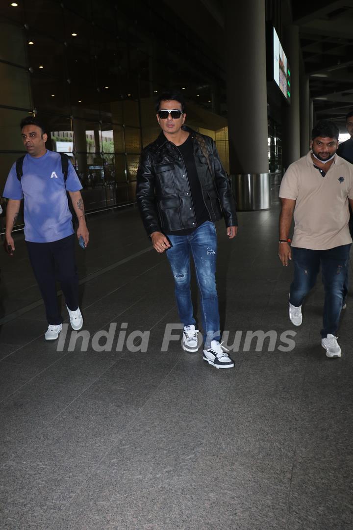 Sonu spotted at the Mumbai airport 