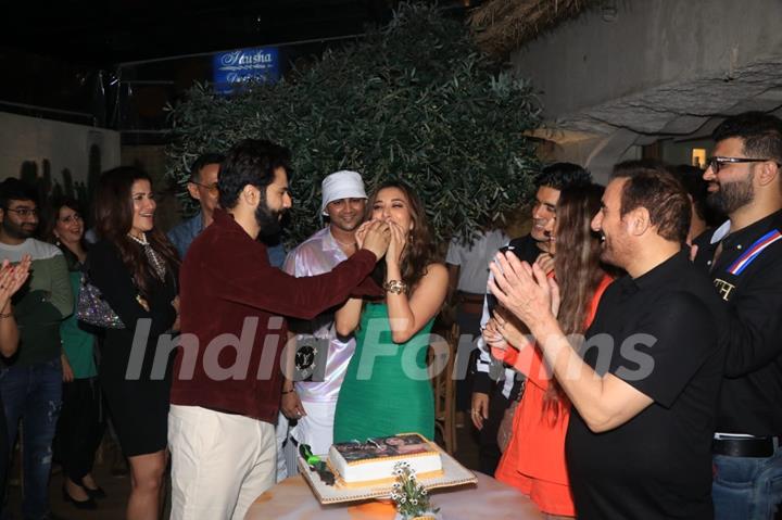 Varun Dhawan, Sophie Choudry, Manish Malhotra, Anusha Dandekar snapped at Gori Hai Kalaiyaan song success bash in Mumbai