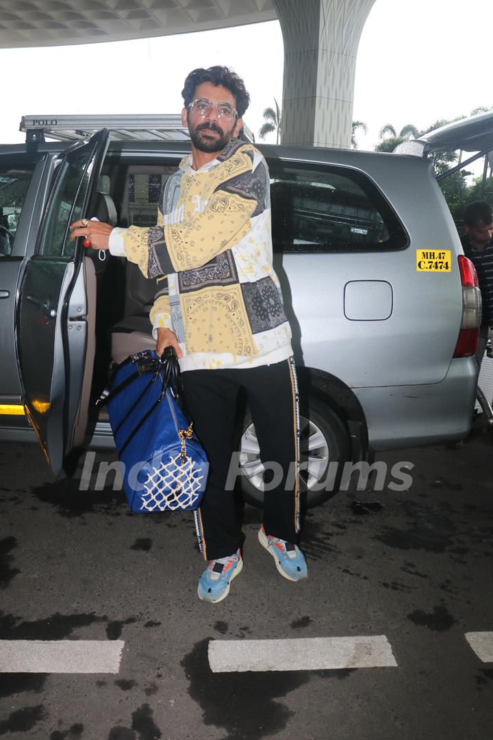 Sunil Grover spotted at the Mumbai airport