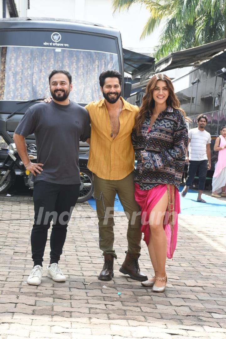 Varun Dhawan, Kriti Sanon and Amar Kaushik snapped shooting for their upcoming film Bhediya